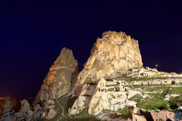 Türkei, Kappadokien, Uchisar, Blick auf die Felsenburg bei Nacht - DSGF001130