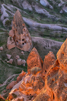 Turkey, Cappadocia, Uchisar, view to cliff dwellings from above - DSGF001136