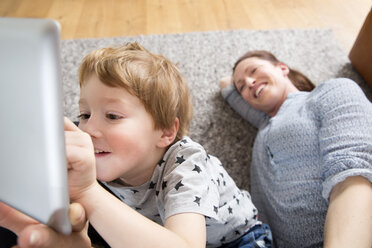 Mutter und Sohn benutzen ein digitales Tablet - FMKF002515