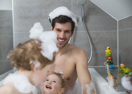 Vater hat Spaß mit Söhnen in der Badewanne - FMKF002551