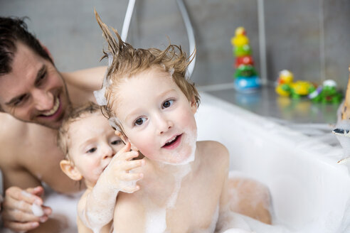 Vater hat Spaß mit Söhnen in der Badewanne - FMKF002553
