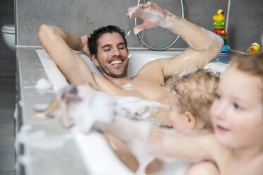 Vater hat Spaß mit Söhnen in der Badewanne - FMKF002554
