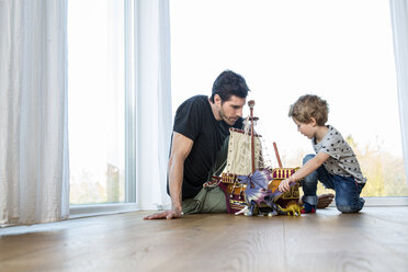 Vater und Sohn spielen mit Spielzeug - FMKF002556