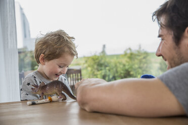 Father and son playing with toys - FMKF002562