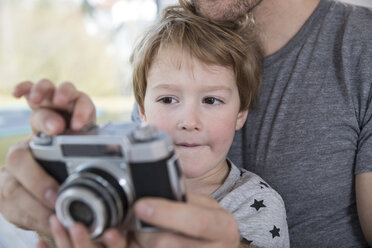 Vater und Sohn spielen mit der Kamera - FMKF002568