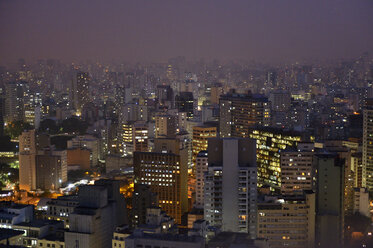 Brasilien, Sao Paulo, Stadtviertel Republica, Stadtansicht bei Nacht - FLKF000645