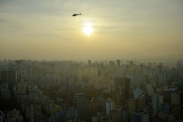 Brasilien, Sao Paulo, Stadtansicht und Hubschrauber am Abend - FLKF000649