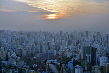 Brasilien, Sao Paulo, Stadtviertel Republica, Stadtansicht bei Sonnenuntergang - FLKF000652