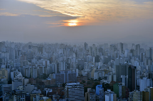 Brasilien, Sao Paulo, Stadtviertel Republica, Stadtansicht bei Sonnenuntergang - FLKF000652