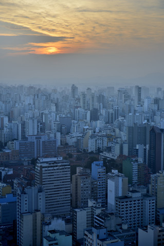 Brasilien, Sao Paulo, Stadtviertel Republica, Stadtansicht bei Sonnenuntergang, lizenzfreies Stockfoto