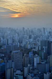 Brasilien, Sao Paulo, Stadtviertel Republica, Stadtansicht bei Sonnenuntergang - FLKF000653