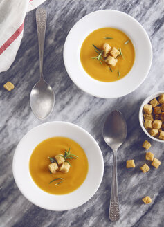 Suppenteller mit Kürbiscremesuppe mit Croutons und Rosmarin - RTBF000022