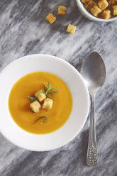 Suppenteller mit Kürbiscremesuppe mit Croutons und Rosmarin - RTBF000023