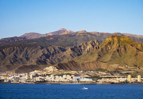 Spanien, Kanarische Inseln, Teneriffa, Playa de las Americas und Los Cristianos, im Hintergrund der Vulkan Teide - SIEF007000