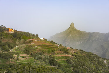 Spanien, Kanarische Inseln, Teneriffa, Las Carboneras mit Roque de Taborno, Anaga-Gebirge - SIEF007003