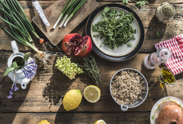 Green salad with pomegranate, manna croup, spring onion - DEGF000759