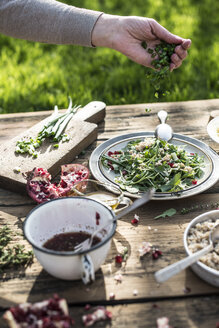 Zubereitung von grünem Salat mit Granatapfel, Manna Croup und Frühlingszwiebeln, Granatapfeldressing - DEGF000767