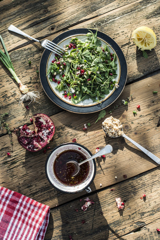 Grüner Salat mit Granatapfel, Manna-Kropf, Frühlingszwiebeln, Granatapfeldressing, lizenzfreies Stockfoto