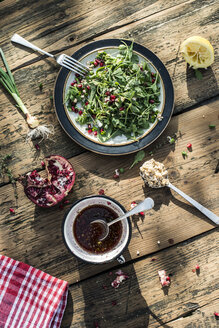 Grüner Salat mit Granatapfel, Manna-Kropf, Frühlingszwiebeln, Granatapfeldressing - DEGF000768