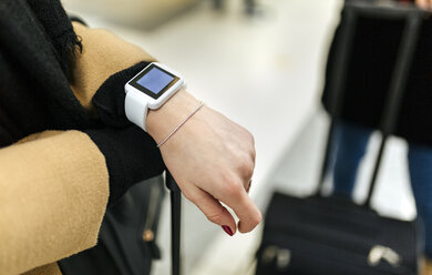 Young woman wearing smart watch - MGOF001574