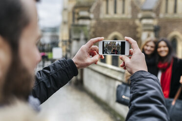 UK, London, Young people taking picture with smart phone - MGOF001579