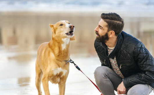 Mann beobachtet seinen bellenden Hund - MGOF001597