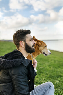 Mann und sein Hund auf einer Wiese - MGOF001609