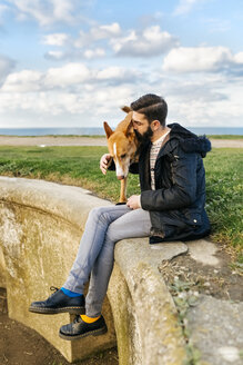 Mann mit seinem Hund - MGOF001612