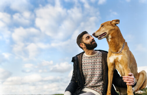 Porträt eines glücklichen Mannes mit seinem Hund - MGOF001613