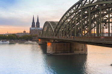 Deutschland, Köln, Blick auf den Kölner Dom mit der Hohenzollernbrücke im Vordergund - TAMF000413