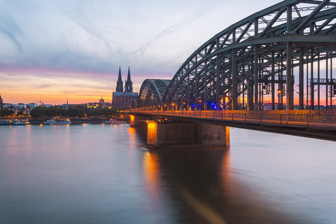 Deutschland, Köln, Blick auf den Kölner Dom mit der Hohenzollernbrücke im Vordergund, lizenzfreies Stockfoto