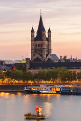 Deutschland, Köln, Blick auf Groß Sankt Martin bei Sonnenuntergang - TAMF000415