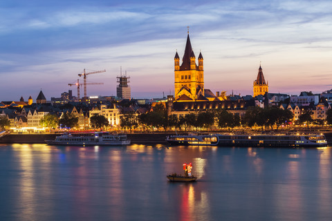 Deutschland, Köln, Blick auf die beleuchtete Stadt mit Groß Sankt Martin und Rathaus, lizenzfreies Stockfoto