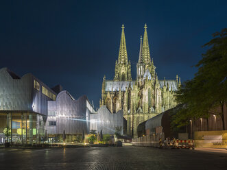 Germany, Cologne, view to lighted Cologne Cathedral and Museum Ludwig in the foreground - TAMF000419