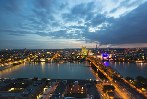 Deutschland, Köln, Blick auf beleuchtetes Stadtbild von oben - TAMF000422