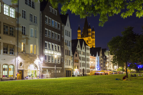 Deutschland, Köln, Blick auf Häuserzeile in der Altstadt mit Groß Sankt Martin im Hintergrund - TAMF000423