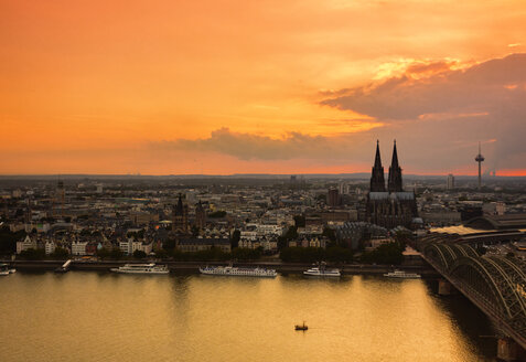 Deutschland, Köln, Blick auf Stadtbild bei Sonnenuntergang von oben - TAMF000428
