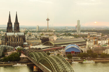 Deutschland, Köln, Blick auf Stadtbild mit Kölner Dom von oben - TAMF000430