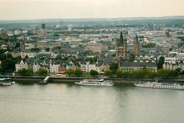 Deutschland, Köln, Blick auf Stadtbild mit Groß Sankt Martin und Rathaus von oben - TAMF000431