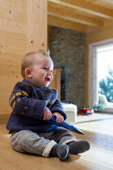Kleiner Junge sitzt auf Holzboden zu Hause - ZOCF000005
