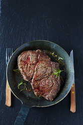 Rib-Eye-Steak mit Rosmarin in der Pfanne - CSF027348