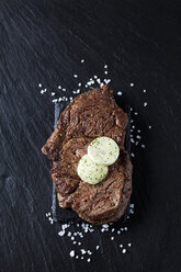 Rib-Eye-Steak mit Kräuterbutter und Salz - CSF027351