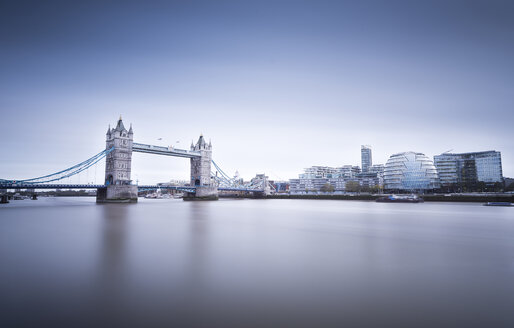 Großbritannien, England, Londoner Skyline von Fluss Themse und Tower Bridge in der Dämmerung - EPF000035