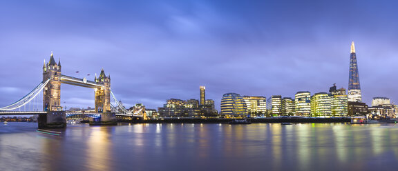 Großbritannien, England, Londoner Skyline von Fluss Themse und Tower Bridge in der Dämmerung - EPF000036