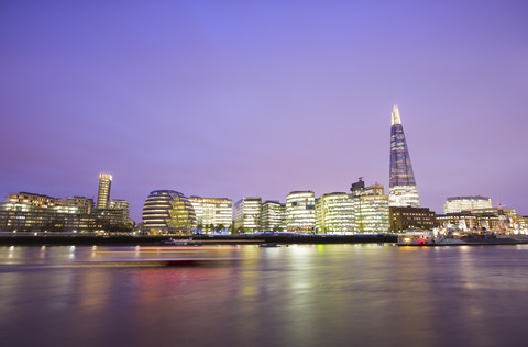 Großbritannien, England, Londoner Skyline vom Fluss Themse bei Nacht, lizenzfreies Stockfoto