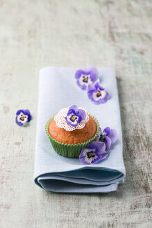 Muffin mit Hornveilchen auf Serviette - MYF001437