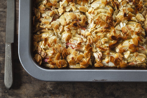 Backblech mit Vollkorn-Apfelkuchen und gehobelten Mandeln - EVGF002857