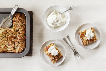 Stücke von Vollkornapfelkuchen mit Mandelscheiben und Schlagsahne - EVGF002859