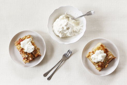 Stücke von Vollkornapfelkuchen mit Mandelscheiben und Schlagsahne - EVGF002860