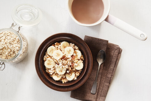 Schale mit Bananen-Haferflocken-Granola mit Kakao - EVGF002871